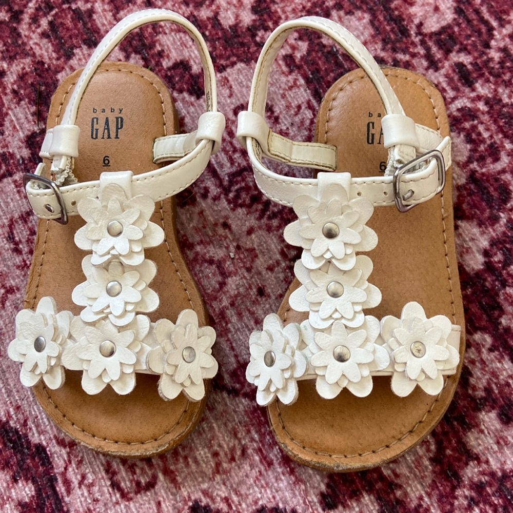 EUC GAP white strappy sandals with flowers for toddler girl (6)
